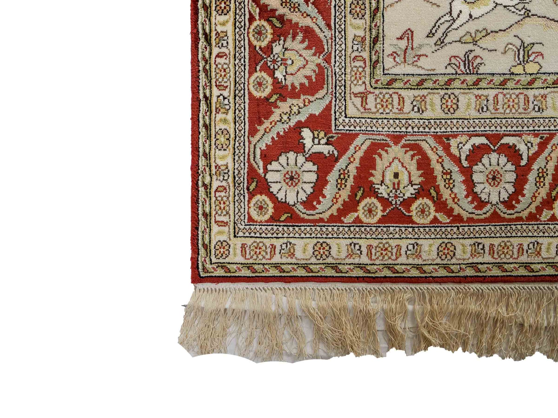 Feiner, handgeknüpfter Art Ghom aus Kunstseide. Ursprung China. Größe: 193 x 121 cm. Hauptfarben: Weiß, Creme, Rot. Vertrieb durch JUPITER Intl.