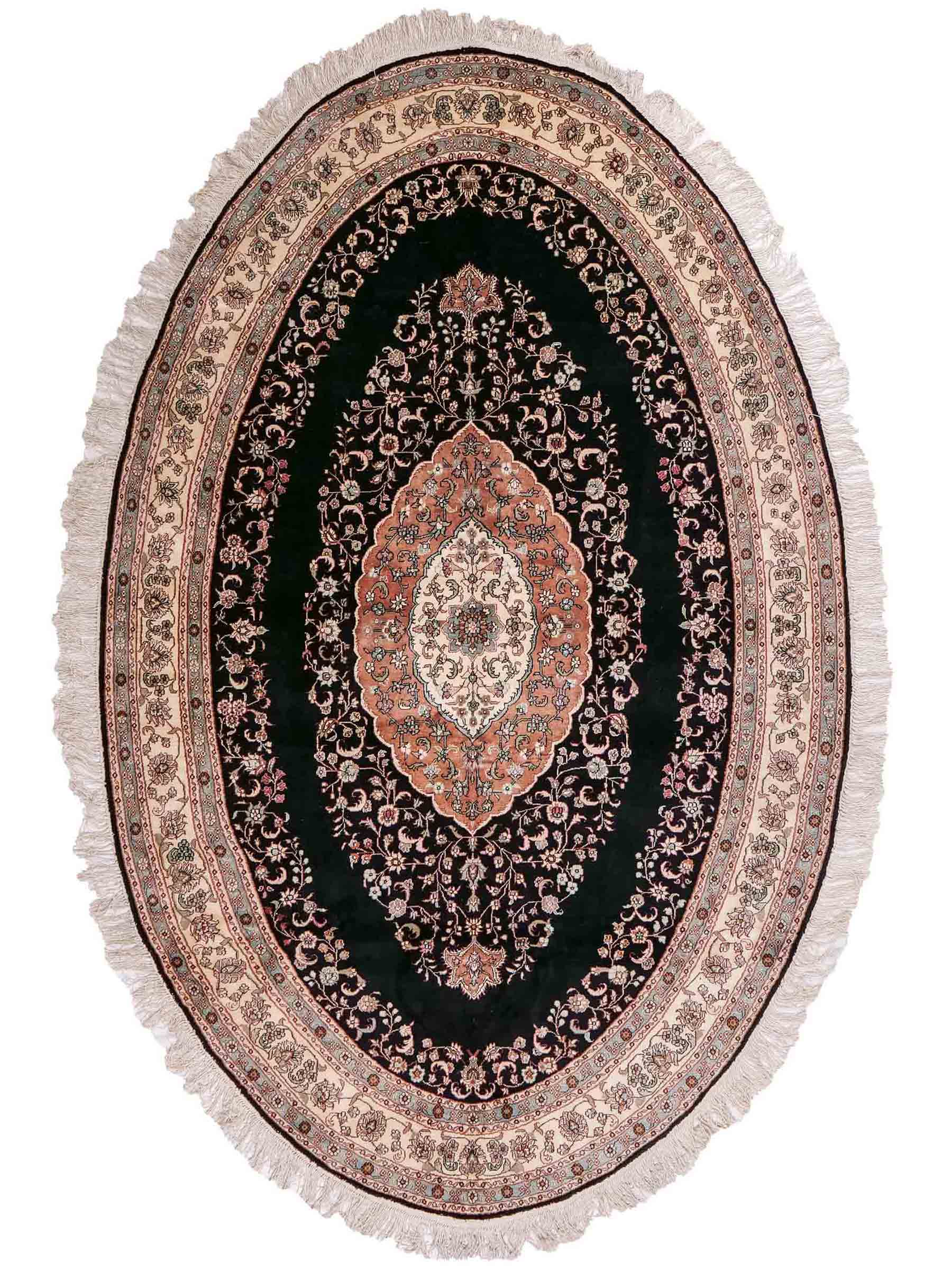 Sehr feiner, handgeknüpfter, ovaler, chinesischer Orientteppich mit Ghom Design aus Kunstseide, schwarz, creme. 238x153 cm. Verkauf durch Jupiter Intl.