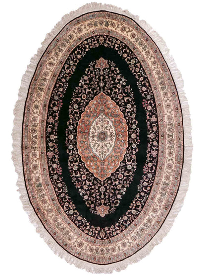 Sehr feiner, handgeknüpfter, ovaler, chinesischer Orientteppich mit Ghom Design aus Kunstseide, schwarz, creme. 238x153 cm. Verkauf durch Jupiter Intl.