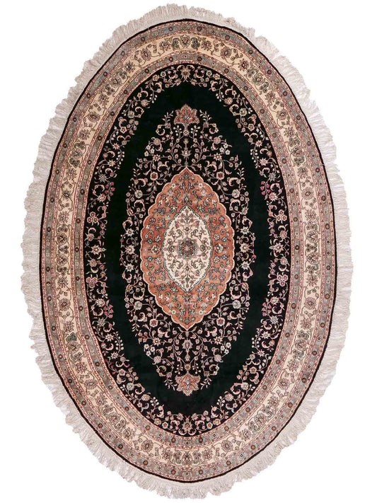 Sehr feiner, handgeknüpfter, ovaler, chinesischer Orientteppich mit Ghom Design aus Kunstseide, schwarz, creme. 238x153 cm. Verkauf durch Jupiter Intl.