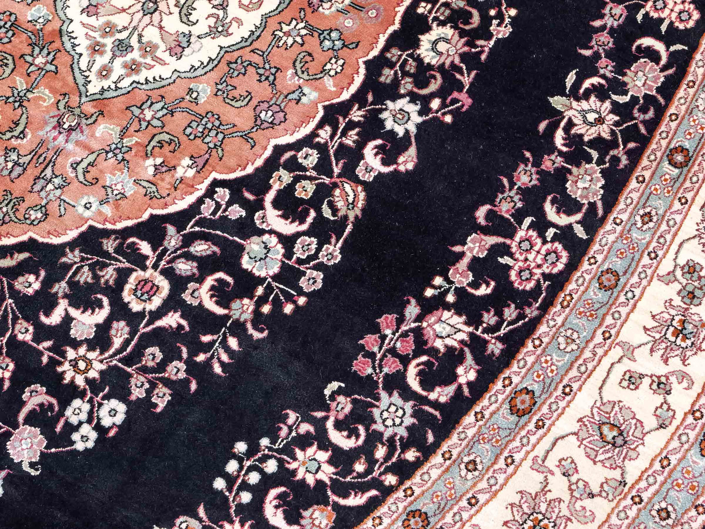 Sehr feiner, handgeknüpfter, ovaler, chinesischer Orientteppich mit Ghom Design aus Kunstseide, schwarz, creme. 238x153 cm. Verkauf durch Jupiter Intl.
