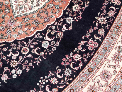 Sehr feiner, handgeknüpfter, ovaler, chinesischer Orientteppich mit Ghom Design aus Kunstseide, schwarz, creme. 238x153 cm. Verkauf durch Jupiter Intl.