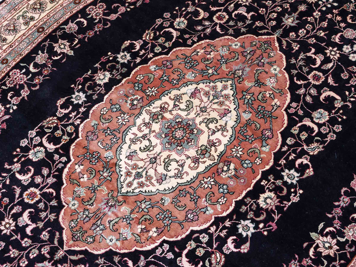Sehr feiner, handgeknüpfter, ovaler, chinesischer Orientteppich mit Ghom Design aus Kunstseide, schwarz, creme. 238x153 cm. Verkauf durch Jupiter Intl.