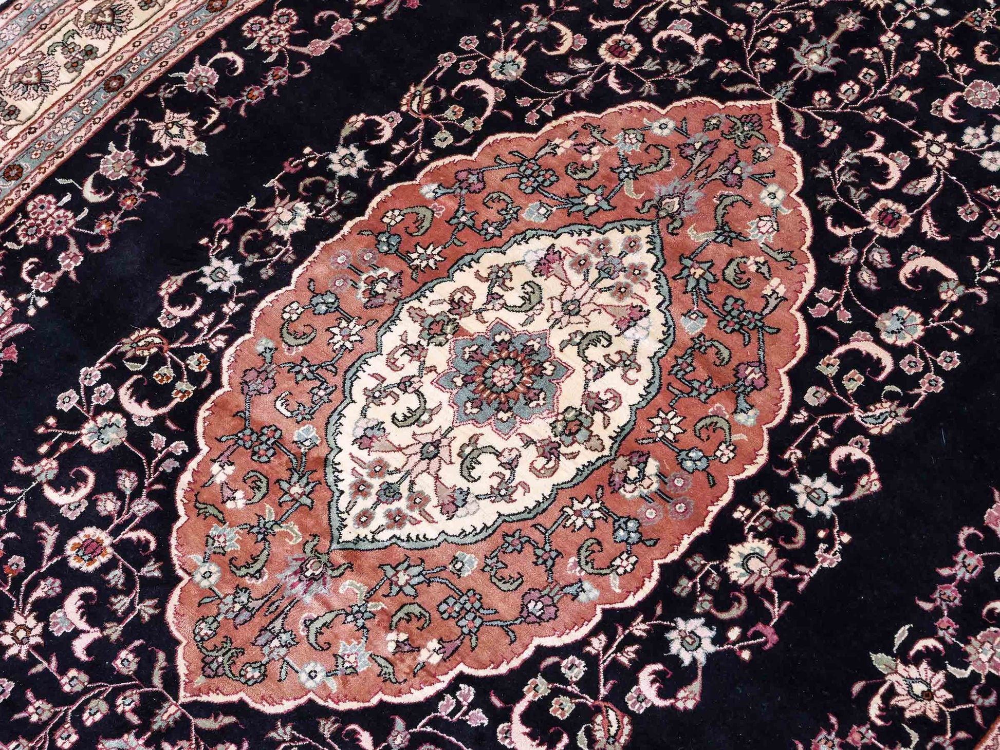 Sehr feiner, handgeknüpfter, ovaler, chinesischer Orientteppich mit Ghom Design aus Kunstseide, schwarz, creme. 238x153 cm. Verkauf durch Jupiter Intl.