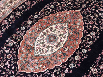 Sehr feiner, handgeknüpfter, ovaler, chinesischer Orientteppich mit Ghom Design aus Kunstseide, schwarz, creme. 238x153 cm. Verkauf durch Jupiter Intl.