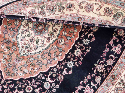 Sehr feiner, handgeknüpfter, ovaler, chinesischer Orientteppich mit Ghom Design aus Kunstseide, schwarz, creme. 238x153 cm. Verkauf durch Jupiter Intl.