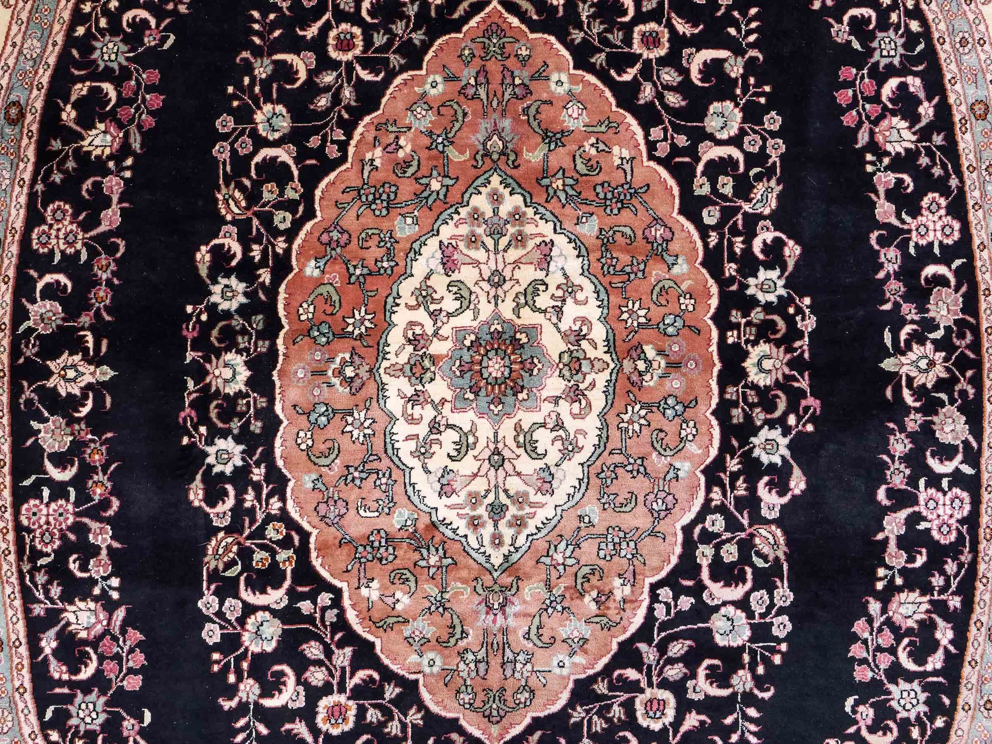 Sehr feiner, handgeknüpfter, ovaler, chinesischer Orientteppich mit Ghom Design aus Kunstseide, schwarz, creme. 238x153 cm. Verkauf durch Jupiter Intl.