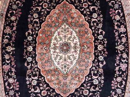 Sehr feiner, handgeknüpfter, ovaler, chinesischer Orientteppich mit Ghom Design aus Kunstseide, schwarz, creme. 238x153 cm. Verkauf durch Jupiter Intl.