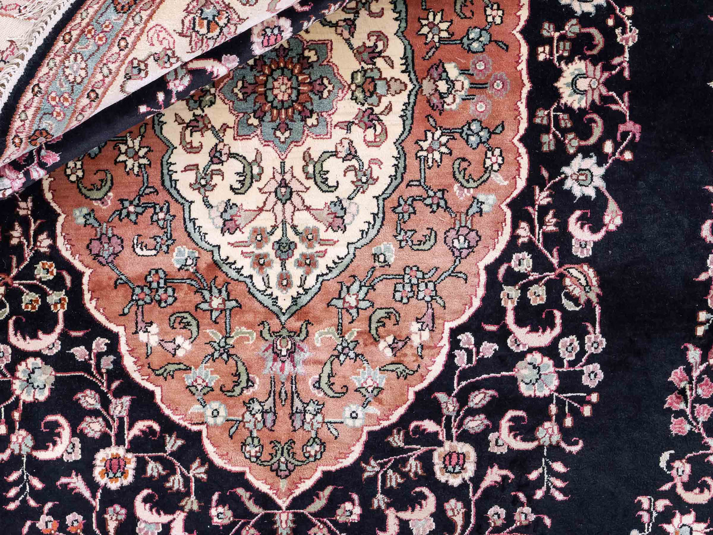 Sehr feiner, handgeknüpfter, ovaler, chinesischer Orientteppich mit Ghom Design aus Kunstseide, schwarz, creme. 238x153 cm. Verkauf durch Jupiter Intl.