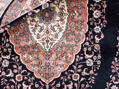 Sehr feiner, handgeknüpfter, ovaler, chinesischer Orientteppich mit Ghom Design aus Kunstseide, schwarz, creme. 238x153 cm. Verkauf durch Jupiter Intl.