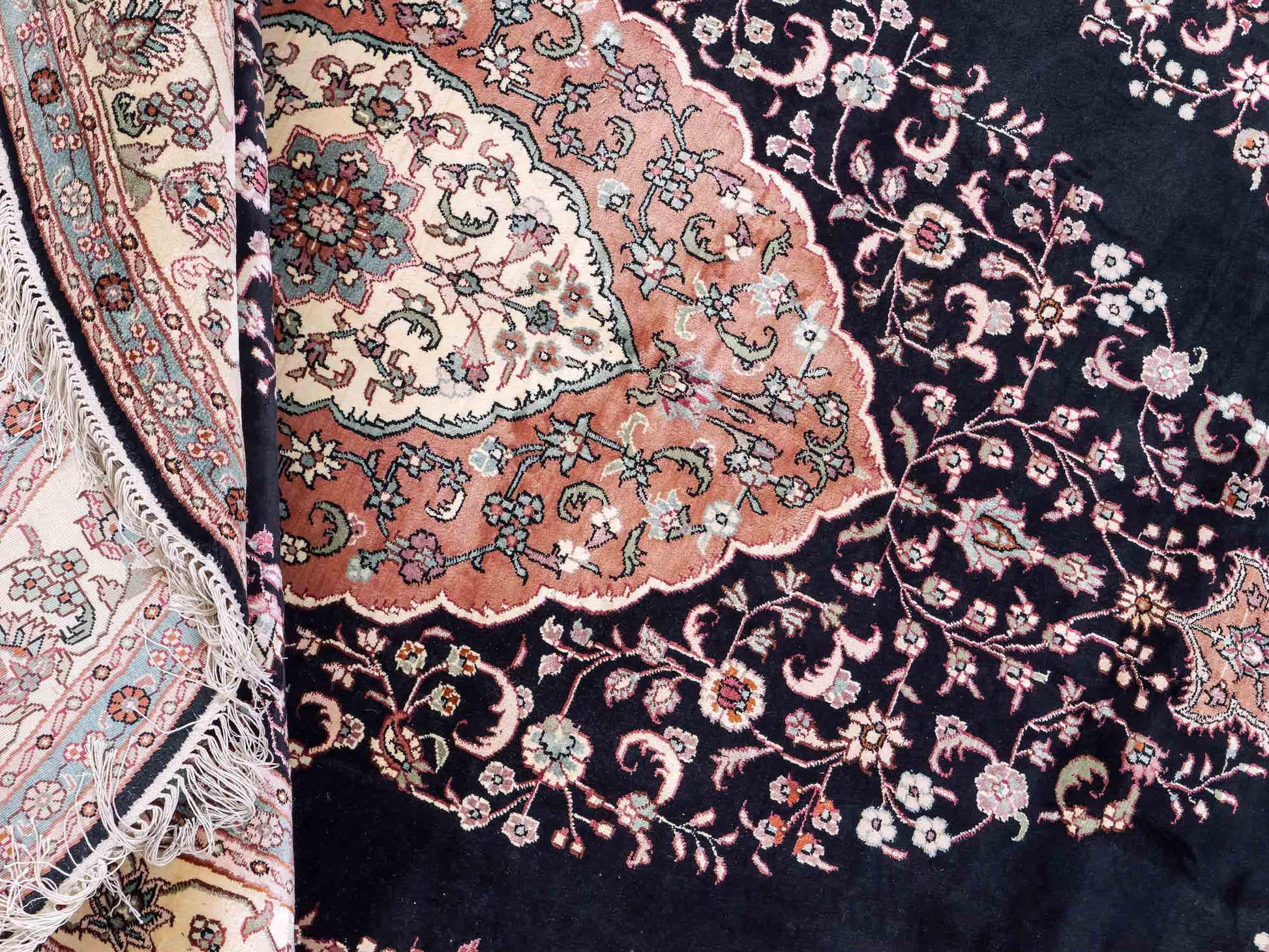Sehr feiner, handgeknüpfter, ovaler, chinesischer Orientteppich mit Ghom Design aus Kunstseide, schwarz, creme. 238x153 cm. Verkauf durch Jupiter Intl.