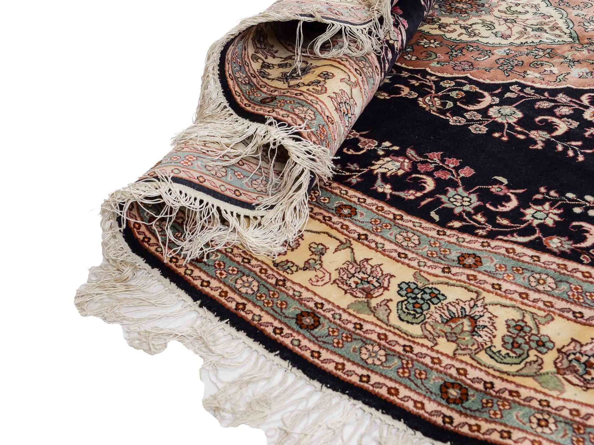 Sehr feiner, handgeknüpfter, ovaler, chinesischer Orientteppich mit Ghom Design aus Kunstseide, schwarz, creme. 238x153 cm. Verkauf durch Jupiter Intl.