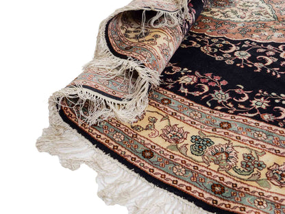 Sehr feiner, handgeknüpfter, ovaler, chinesischer Orientteppich mit Ghom Design aus Kunstseide, schwarz, creme. 238x153 cm. Verkauf durch Jupiter Intl.