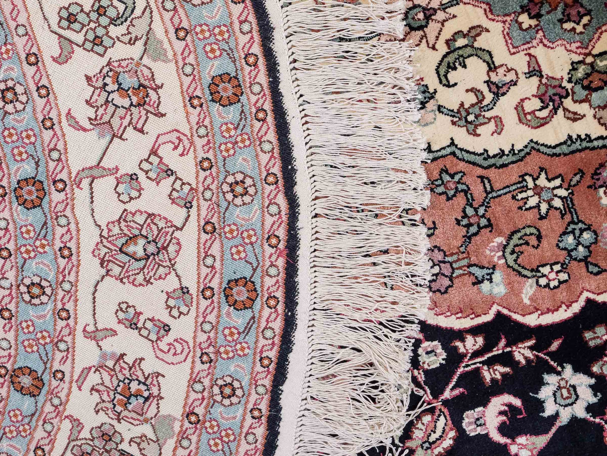 Sehr feiner, handgeknüpfter, ovaler, chinesischer Orientteppich mit Ghom Design aus Kunstseide, schwarz, creme. 238x153 cm. Verkauf durch Jupiter Intl.