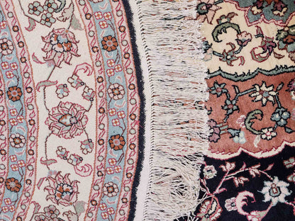Sehr feiner, handgeknüpfter, ovaler, chinesischer Orientteppich mit Ghom Design aus Kunstseide, schwarz, creme. 238x153 cm. Verkauf durch Jupiter Intl.