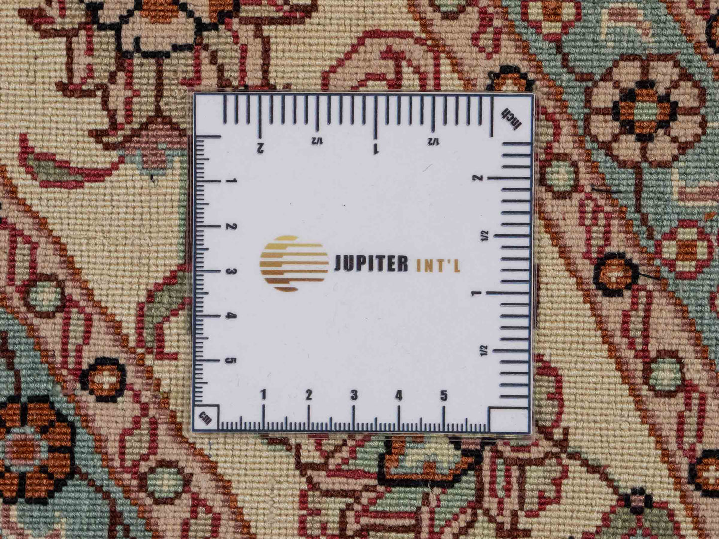 Sehr feiner, handgeknüpfter, ovaler, chinesischer Orientteppich mit Ghom Design aus Kunstseide, schwarz, creme. 238x153 cm. Verkauf durch Jupiter Intl.