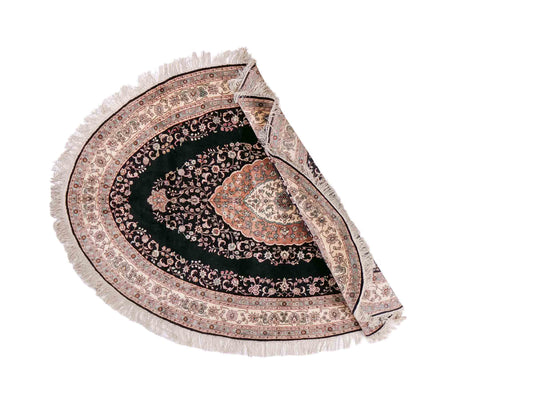 Sehr feiner, handgeknüpfter, ovaler, chinesischer Orientteppich mit Ghom Design aus Kunstseide, schwarz, creme. 238x153 cm. Verkauf durch Jupiter Intl.