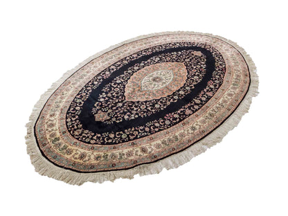 Sehr feiner, handgeknüpfter, ovaler, chinesischer Orientteppich mit Ghom Design aus Kunstseide, schwarz, creme. 238x153 cm. Verkauf durch Jupiter Intl.