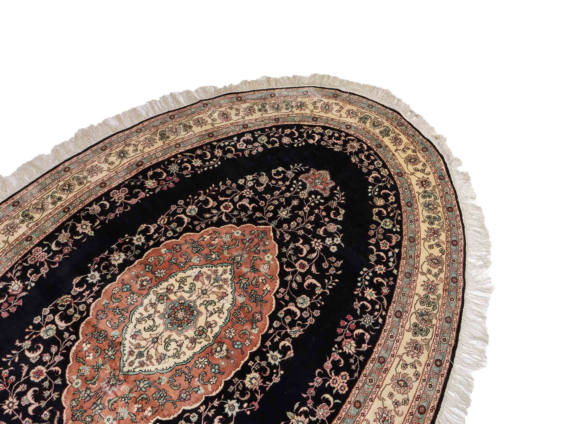 Sehr feiner, handgeknüpfter, ovaler, chinesischer Orientteppich mit Ghom Design aus Kunstseide, schwarz, creme. 238x153 cm. Verkauf durch Jupiter Intl.