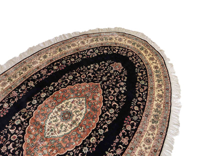 Sehr feiner, handgeknüpfter, ovaler, chinesischer Orientteppich mit Ghom Design aus Kunstseide, schwarz, creme. 238x153 cm. Verkauf durch Jupiter Intl.
