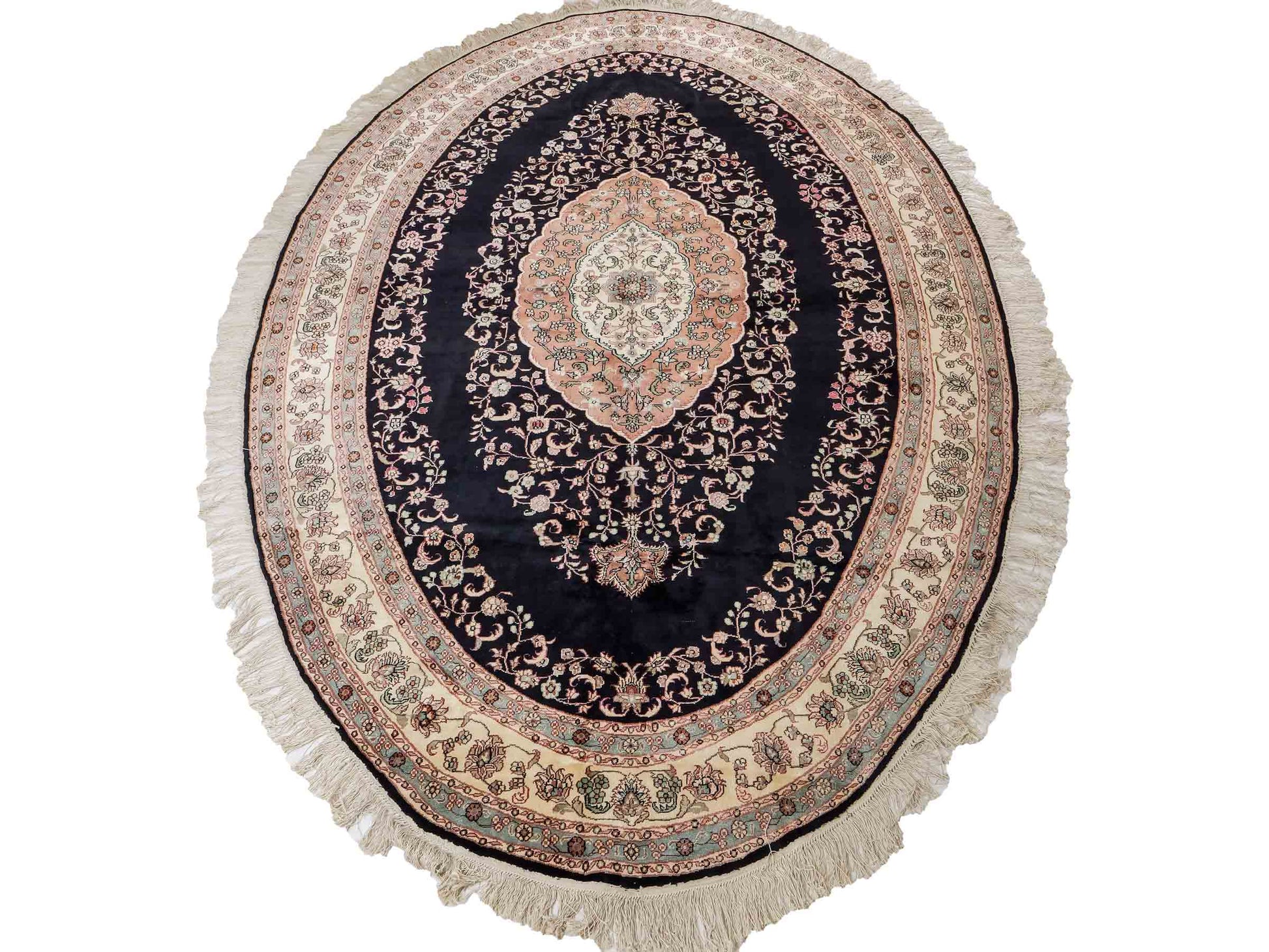 Sehr feiner, handgeknüpfter, ovaler, chinesischer Orientteppich mit Ghom Design aus Kunstseide, schwarz, creme. 238x153 cm. Verkauf durch Jupiter Intl.