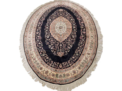 Sehr feiner, handgeknüpfter, ovaler, chinesischer Orientteppich mit Ghom Design aus Kunstseide, schwarz, creme. 238x153 cm. Verkauf durch Jupiter Intl.
