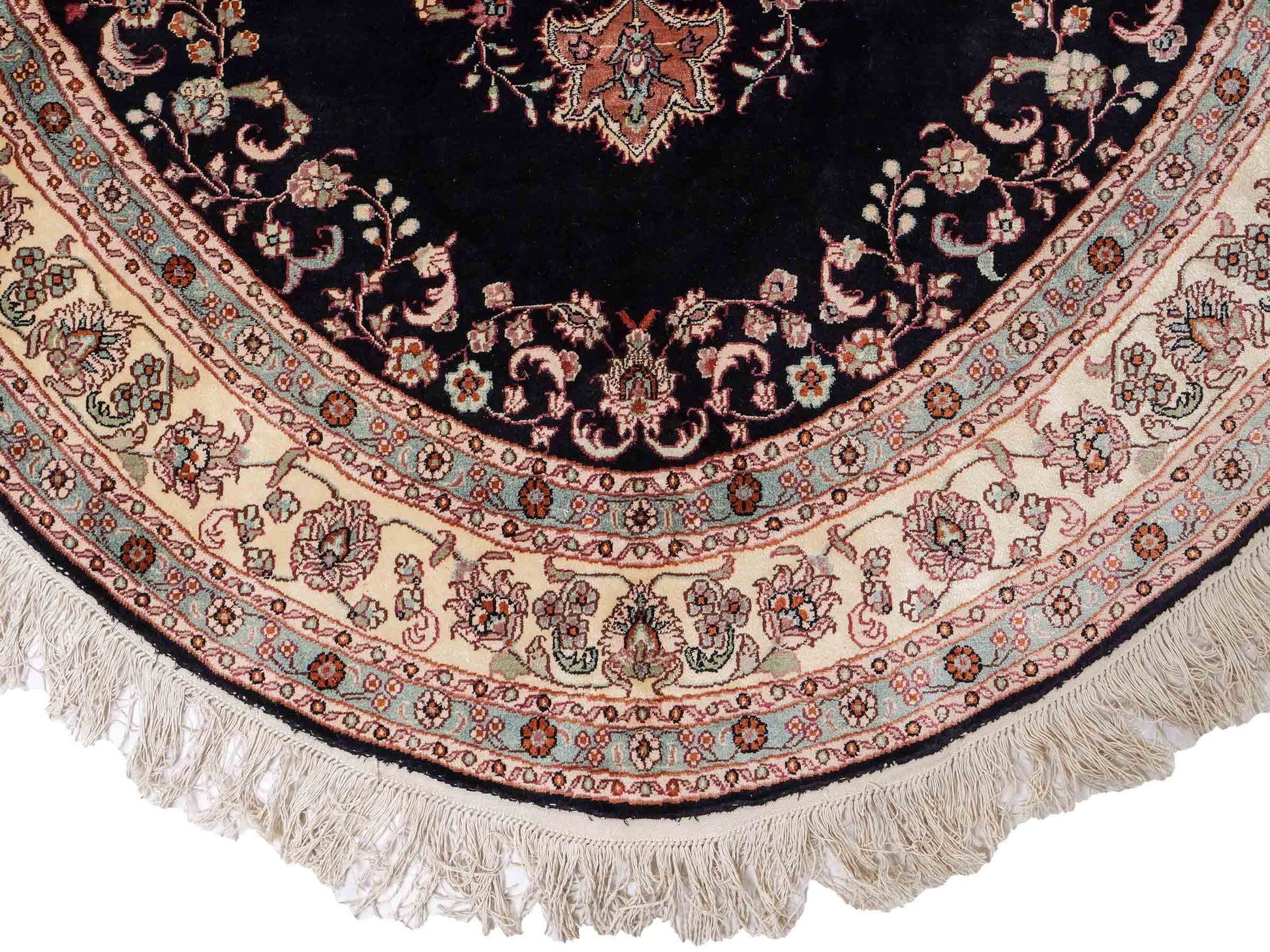 Sehr feiner, handgeknüpfter, ovaler, chinesischer Orientteppich mit Ghom Design aus Kunstseide, schwarz, creme. 238x153 cm. Verkauf durch Jupiter Intl.