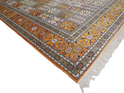 Feiner, handgeknüpfter, chinesischer Orientteppich mit Ghom Design aus Kunstseide, braun, oliv, creme. 267x181 cm. Verkauf durch Jupiter Intl.
