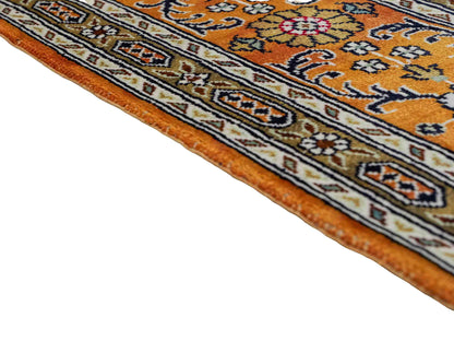 Feiner, handgeknüpfter, chinesischer Orientteppich mit Ghom Design aus Kunstseide, braun, oliv, creme. 267x181 cm. Verkauf durch Jupiter Intl.