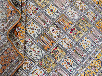 Feiner, handgeknüpfter, chinesischer Orientteppich mit Ghom Design aus Kunstseide, braun, oliv, creme. 267x181 cm. Verkauf durch Jupiter Intl.