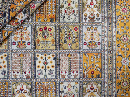 Feiner, handgeknüpfter, chinesischer Orientteppich mit Ghom Design aus Kunstseide, braun, oliv, creme. 267x181 cm. Verkauf durch Jupiter Intl.