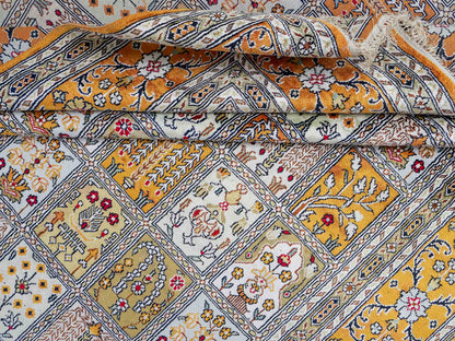 Feiner, handgeknüpfter, chinesischer Orientteppich mit Ghom Design aus Kunstseide, braun, oliv, creme. 267x181 cm. Verkauf durch Jupiter Intl.