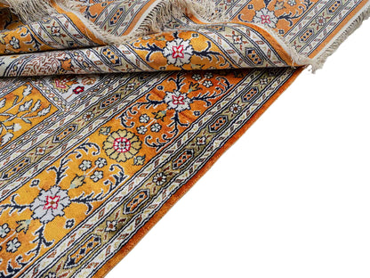 Feiner, handgeknüpfter, chinesischer Orientteppich mit Ghom Design aus Kunstseide, braun, oliv, creme. 267x181 cm. Verkauf durch Jupiter Intl.