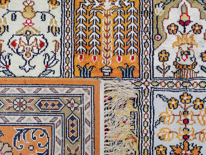 Feiner, handgeknüpfter, chinesischer Orientteppich mit Ghom Design aus Kunstseide, braun, oliv, creme. 267x181 cm. Verkauf durch Jupiter Intl.