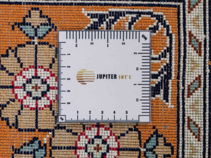 Feiner, handgeknüpfter, chinesischer Orientteppich mit Ghom Design aus Kunstseide, braun, oliv, creme. 267x181 cm. Verkauf durch Jupiter Intl.