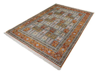 Feiner, handgeknüpfter, chinesischer Orientteppich mit Ghom Design aus Kunstseide, braun, oliv, creme. 267x181 cm. Verkauf durch Jupiter Intl.