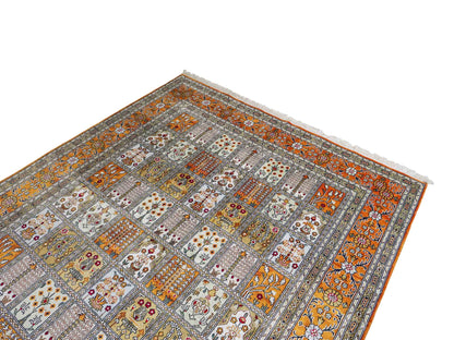 Feiner, handgeknüpfter, chinesischer Orientteppich mit Ghom Design aus Kunstseide, braun, oliv, creme. 267x181 cm. Verkauf durch Jupiter Intl.