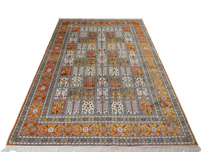 Feiner, handgeknüpfter, chinesischer Orientteppich mit Ghom Design aus Kunstseide, braun, oliv, creme. 267x181 cm. Verkauf durch Jupiter Intl.