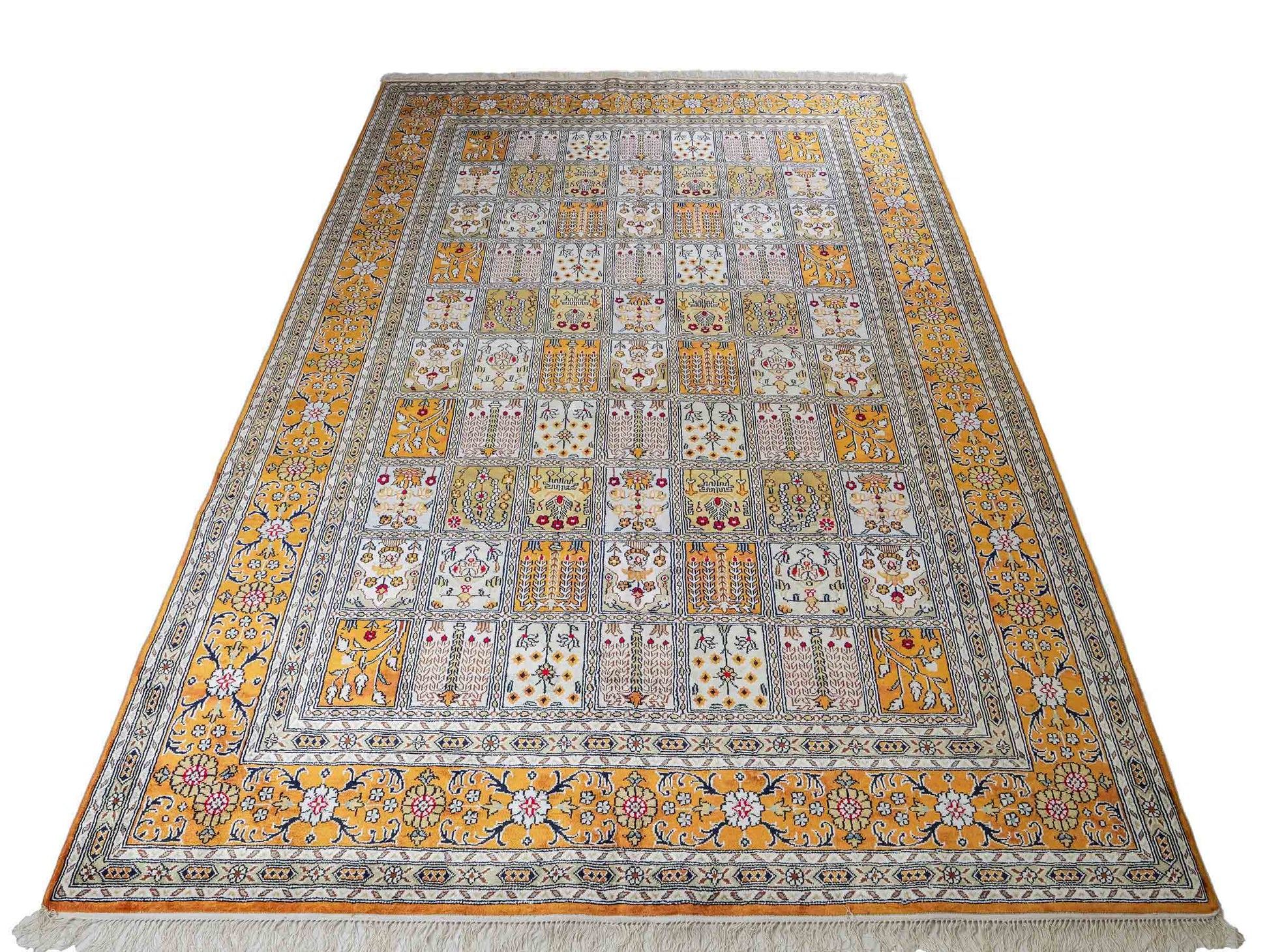 Feiner, handgeknüpfter, chinesischer Orientteppich mit Ghom Design aus Kunstseide, braun, oliv, creme. 267x181 cm. Verkauf durch Jupiter Intl.