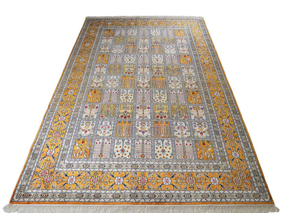 Feiner, handgeknüpfter, chinesischer Orientteppich mit Ghom Design aus Kunstseide, braun, oliv, creme. 267x181 cm. Verkauf durch Jupiter Intl.