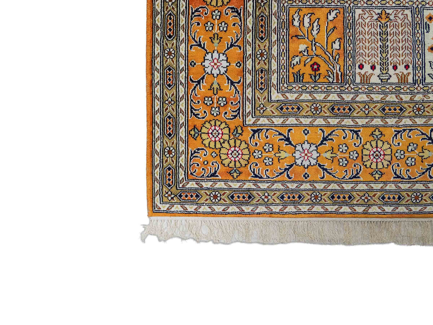 Feiner, handgeknüpfter, chinesischer Orientteppich mit Ghom Design aus Kunstseide, braun, oliv, creme. 267x181 cm. Verkauf durch Jupiter Intl.