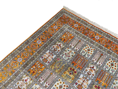 Feiner, handgeknüpfter, chinesischer Orientteppich mit Ghom Design aus Kunstseide, braun, oliv, creme. 267x181 cm. Verkauf durch Jupiter Intl.