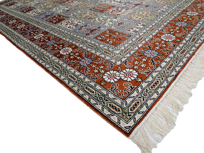 Feiner, handgeknüpfter, chinesischer Orientteppich mit Ghom Design aus Kunstseide, braun, multicolor. 268x181 cm. Verkauf durch Jupiter Intl.