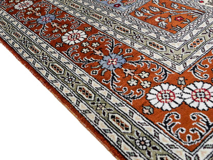 Feiner, handgeknüpfter, chinesischer Orientteppich mit Ghom Design aus Kunstseide, braun, multicolor. 268x181 cm. Verkauf durch Jupiter Intl.