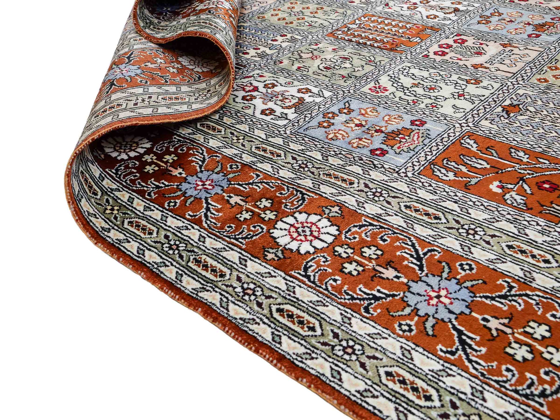 Feiner, handgeknüpfter, chinesischer Orientteppich mit Ghom Design aus Kunstseide, braun, multicolor. 268x181 cm. Verkauf durch Jupiter Intl.
