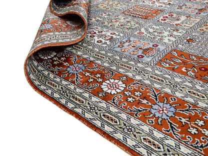 Feiner, handgeknüpfter, chinesischer Orientteppich mit Ghom Design aus Kunstseide, braun, multicolor. 268x181 cm. Verkauf durch Jupiter Intl.