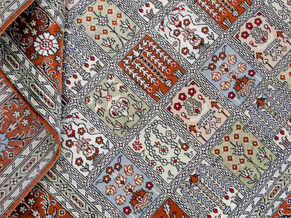 Feiner, handgeknüpfter, chinesischer Orientteppich mit Ghom Design aus Kunstseide, braun, multicolor. 268x181 cm. Verkauf durch Jupiter Intl.