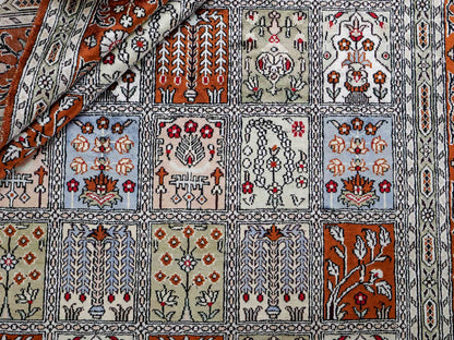 Feiner, handgeknüpfter, chinesischer Orientteppich mit Ghom Design aus Kunstseide, braun, multicolor. 268x181 cm. Verkauf durch Jupiter Intl.