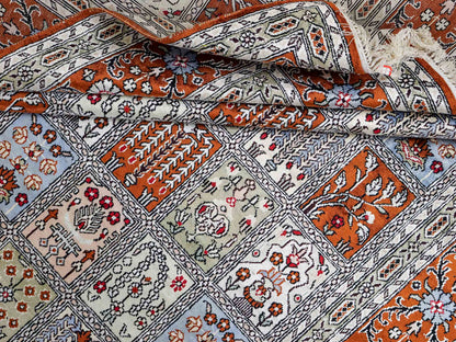Feiner, handgeknüpfter, chinesischer Orientteppich mit Ghom Design aus Kunstseide, braun, multicolor. 268x181 cm. Verkauf durch Jupiter Intl.