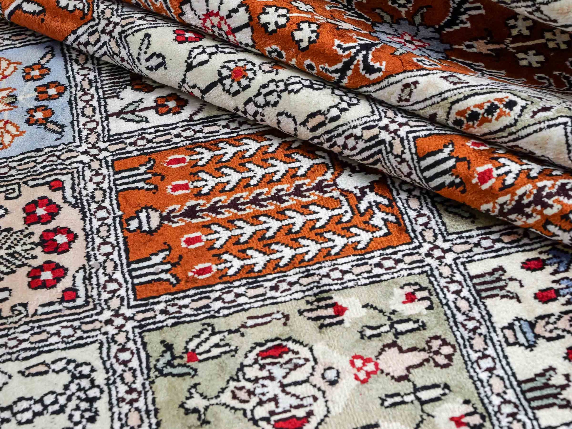 Feiner, handgeknüpfter, chinesischer Orientteppich mit Ghom Design aus Kunstseide, braun, multicolor. 268x181 cm. Verkauf durch Jupiter Intl.